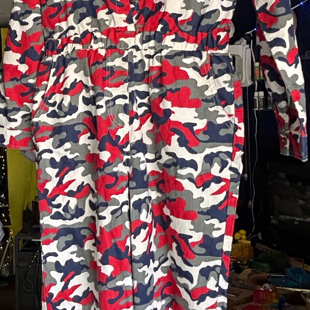 (NWOT) Women’s Camouflage Jumper (M)